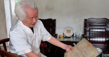 Cựu binh quân y Điện Biên Phủ: "Lính trận băng vết thương xong lại ôm súng"