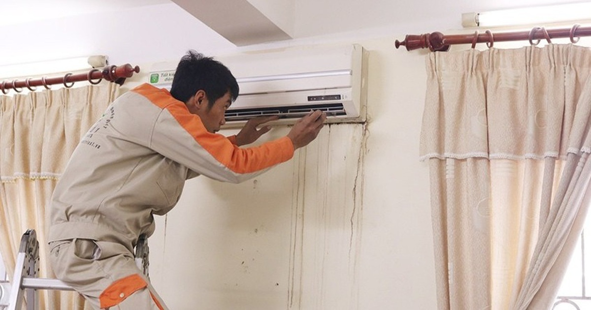 Đầu hè, thợ sửa điều hòa đắt "sô", kiếm tiền "không kịp thở"