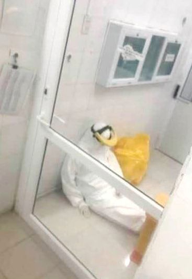 Xúc động hình ảnh nhân viên y tế rũ như lá héo, lả người vì vắt kiệt sức - 2