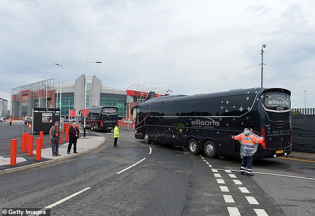 Cổ động viên Man Utd lại làm loạn ở Old Trafford trước trận gặp Liverpool - 11