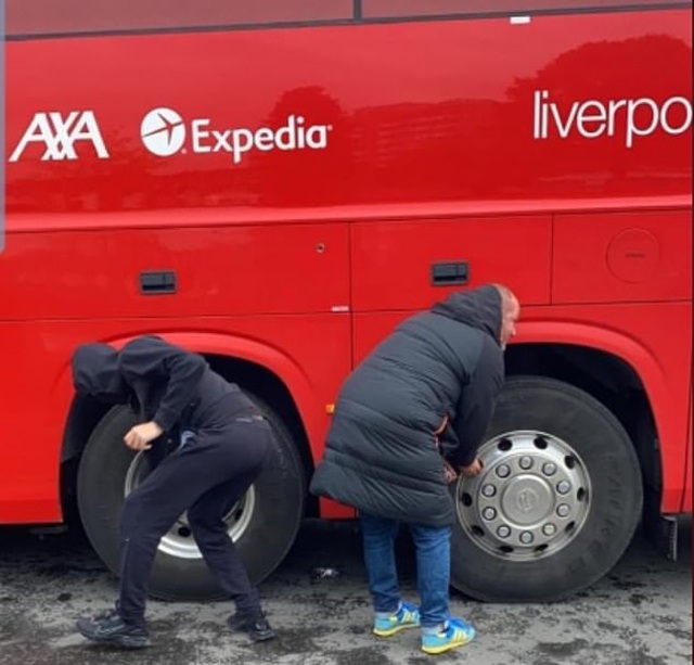 Cổ động viên Man Utd lại làm loạn ở Old Trafford trước trận gặp Liverpool - 4