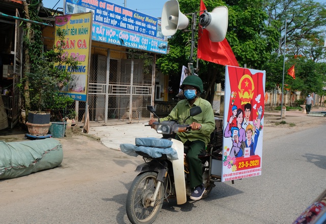 Cựu binh cõng loa đi hàng chục cây số mỗi ngày để tuyên truyền bầu cử - 2