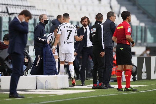 Bị thay ra sân sớm, C.Ronaldo có phản ứng vô cùng bất ngờ - 2