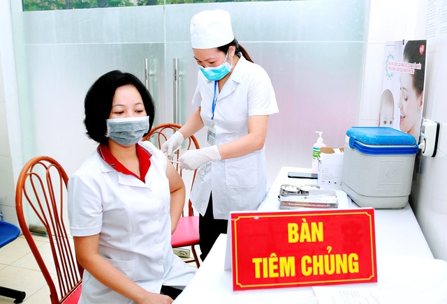 Vĩnh Phúc họp bất thường, quyết định tiêm vắc xin miễn phí cho người dân - 2