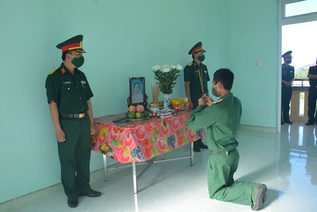 Chiến sĩ trẻ không thể về nhà chịu tang mẹ vì Covid-19 - 1