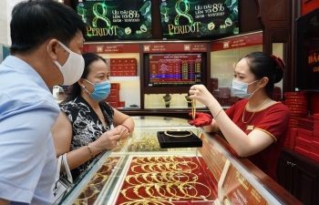 Giá vàng hôm nay 3/5/2022: USD và trái phiếu Mỹ hút mạnh dòng tiền, giá vàng lao dốc, xuống đáy 2 tháng