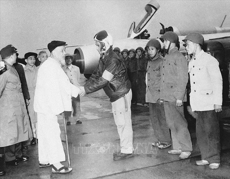 Con gái Tổng thống đầu tiên của Indonesia kể chuyện Đôi dép Bác Hồ - 1