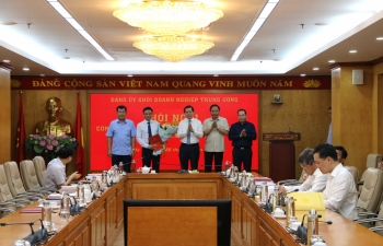 Trao Quyết định chuẩn y đồng chí Lê Mạnh Hùng giữ chức Ủy viên Ban Thường vụ Đảng ủy Khối DNTW nhiệm kỳ 2020 - 2025