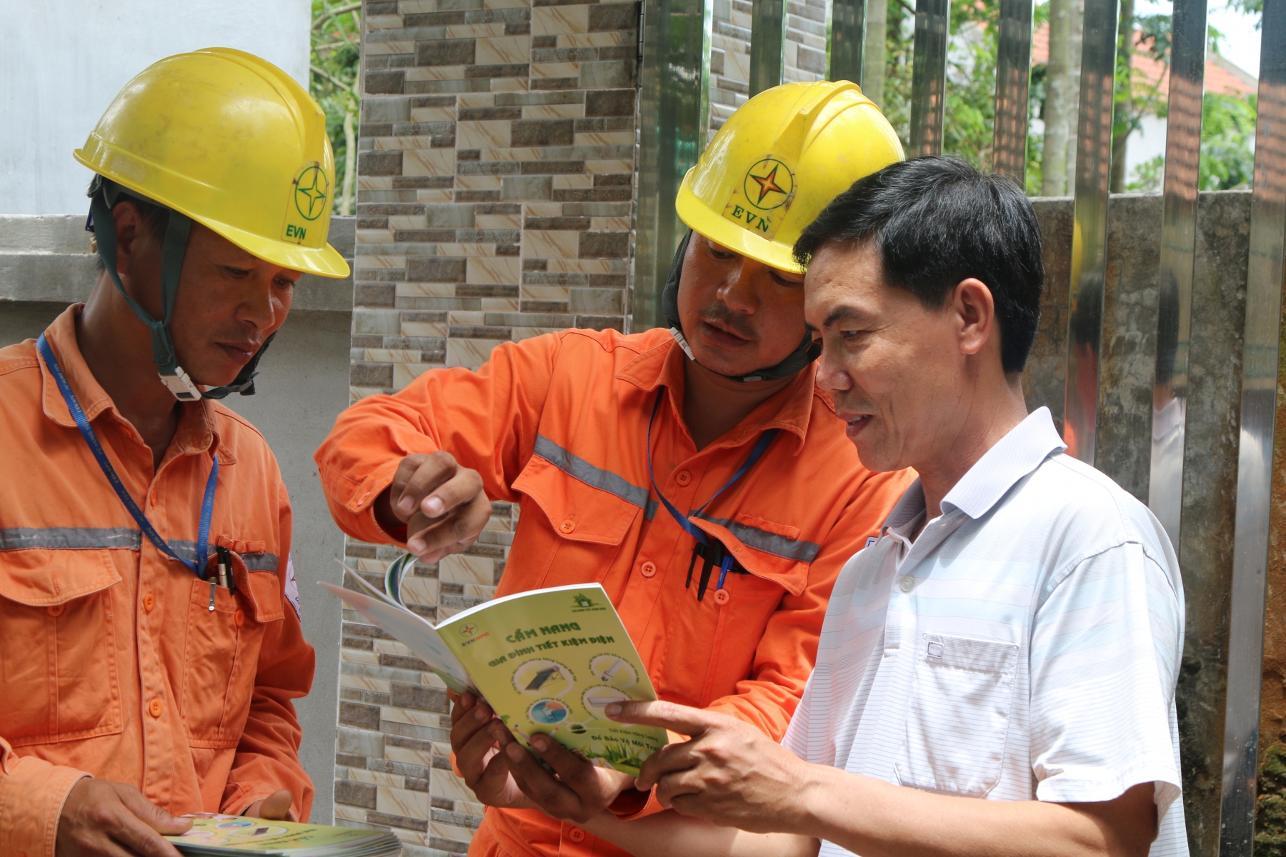 evnnpc dam bao cap dien an toan on dinh cho 27 tinh mien bac