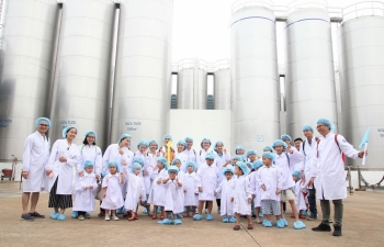 Cùng con khám phá siêu nhà máy sữa của Vinamilk