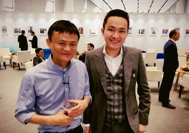 ai da chi hon 45 trieu usd de an trua cung ty phu warren buffett