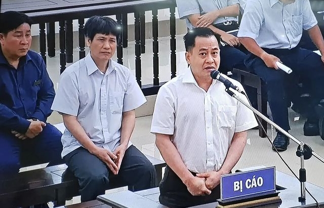 ba cong an bi ky luat vi danh dan toac dau