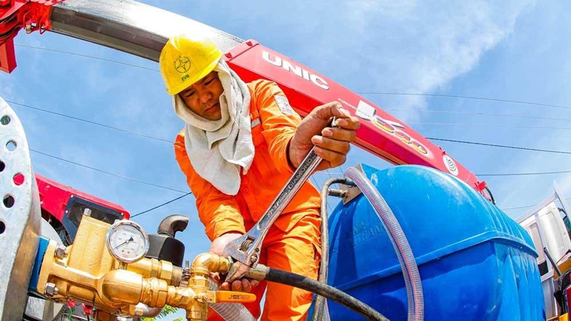 tieu thu dien len cao ky luc evn phai huy dong 2000mw nguon dien chay dau gia len toi 5000 dongkwh