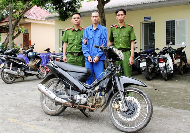 dung sung ngan uy hiep nhan vien ngan hang de cuop tien