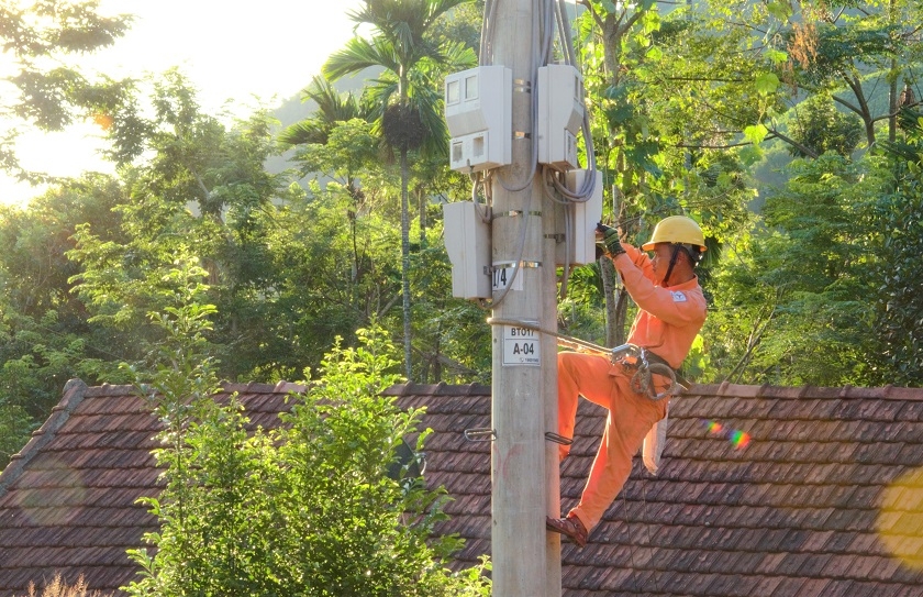 Công nhân điện - nghề lắm nỗi gian truân