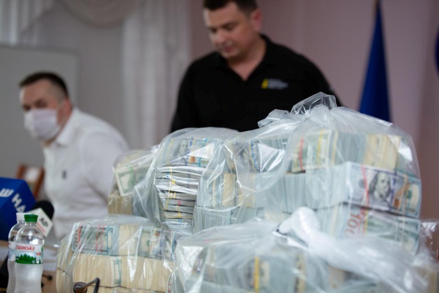 Ukraine tịch thu 5 triệu USD tiền hối lộ vụ điều tra công ty năng lượng