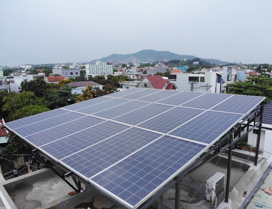 Nắng nóng, điện mặt trời mái nhà phát huy lợi ích