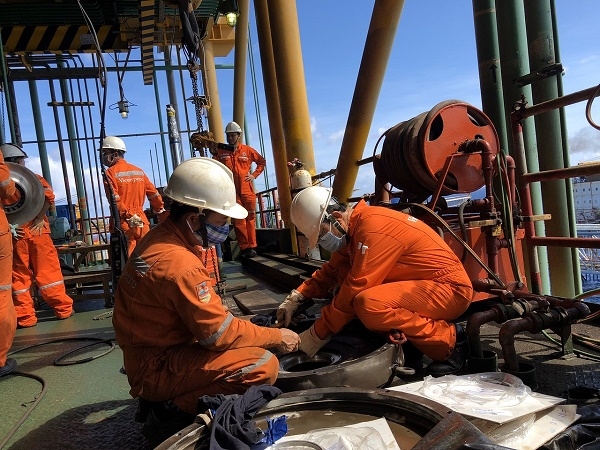 Giá xăng dầu hôm nay 5/6: Quay đầu tăng mạnh, giá dầu lập đỉnh 3 năm