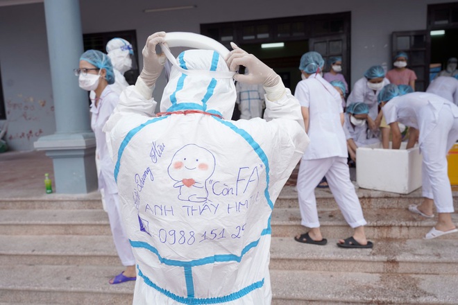 Thầy giáo trường Y chưa có người yêu lạc quan trên tuyến đầu chống dịch - 1