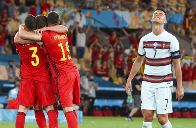 Nỗi đau cùng cực của C.Ronaldo khi Bồ Đào Nha bị loại ở Euro 2020 - 5