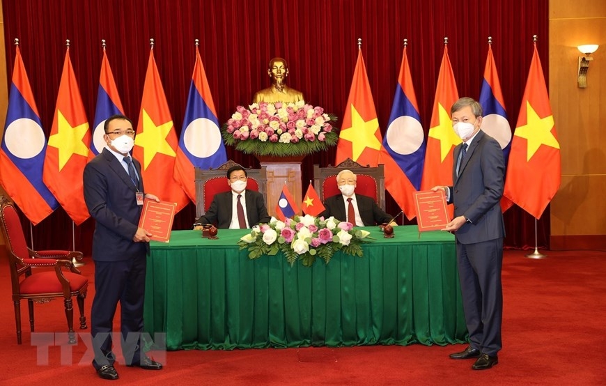 EVN trao đổi các hợp đồng mua bán điện với các chủ đầu tư nhà máy thủy điện tại Lào