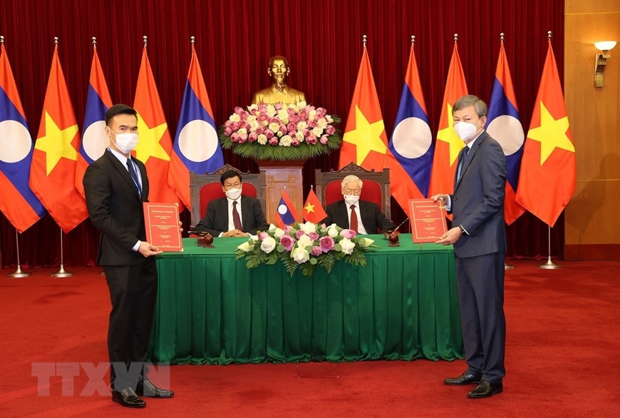 EVN trao đổi các hợp đồng mua bán điện với các chủ đầu tư nhà máy thủy điện tại Lào