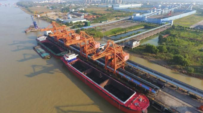 Trung Quốc chớp cơ hội mua than giá rẻ từ Nga - 1
