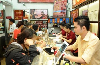 Thị trường vàng sôi sục: Huy động vàng trong dân, nên chăng?