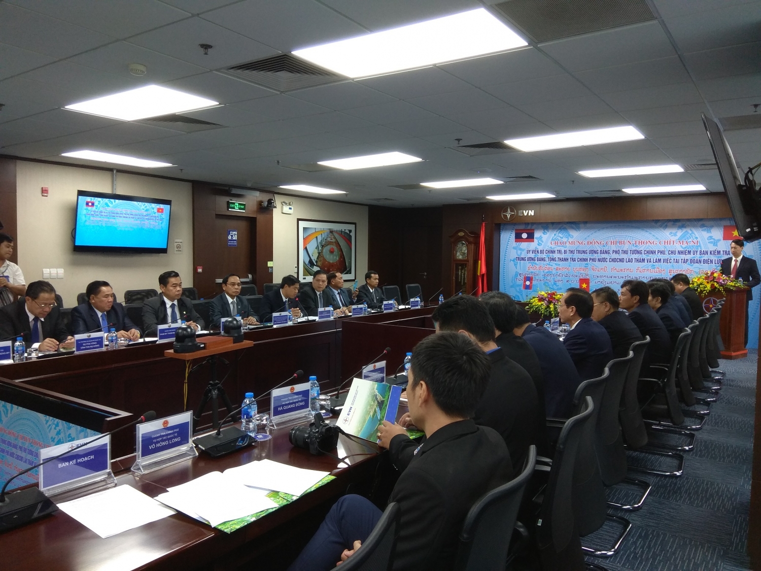 Lãnh đạo cấp cao của Đảng và Chính phủ Lào  thăm và làm việc tại EVN lanh dao cap cao cua dang va chinh phu lao tham va lam viec tai evn