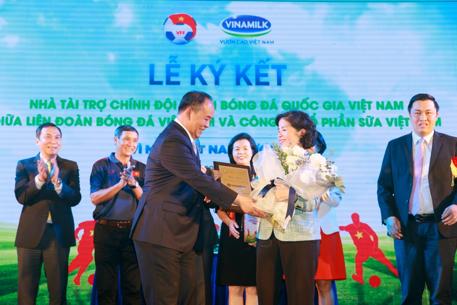 Vinamilk tài trợ chính cho các Đội tuyển bóng đá Quốc gia: Vì một Việt Nam vươn cao