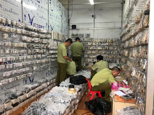 Đột nhập “thánh địa” hàng nhái nơi bán áo Dior 60 nghìn đồng