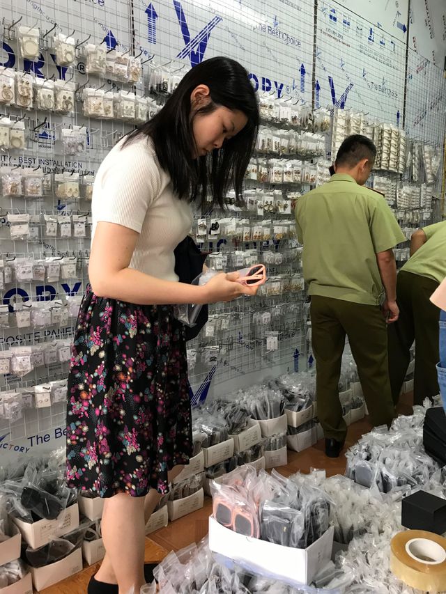 Đột nhập “thánh địa” hàng nhái nơi bán áo Dior 60 nghìn đồng