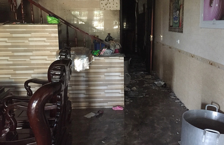nha hai tang boc chay khien 5 nguoi ngat khoi