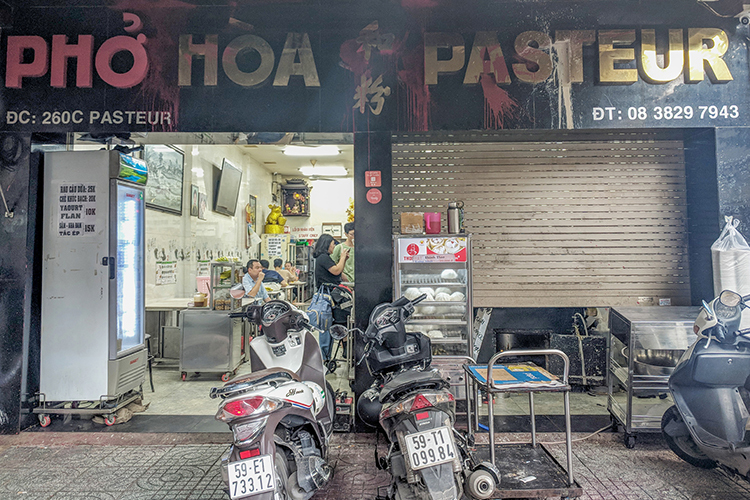 Phở Hòa Pasteur ở Sài Gòn liên tục bị tạt sơn, mắm tôm