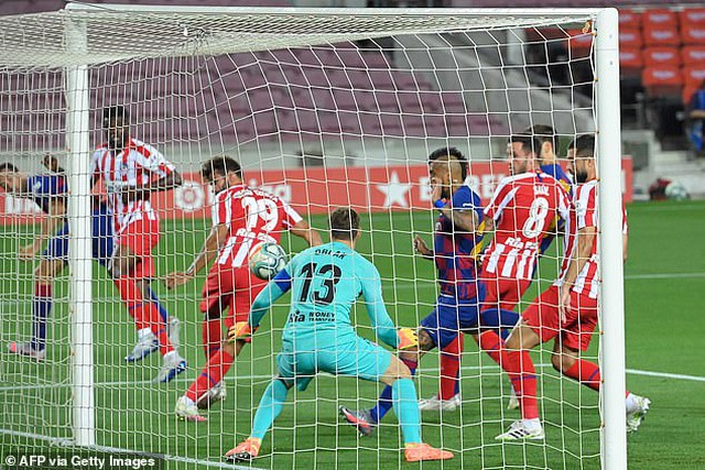 Messi ghi bàn, Barcelona hòa Atletico trong trận cầu có 3 quả penalty