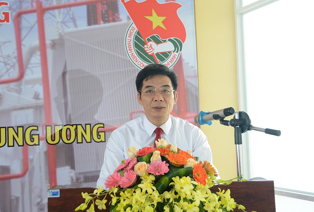 Gắn biển công trình thanh niên chào mừng Đại hội Đảng bộ Tập đoàn Điện lực Việt Nam lần thứ III