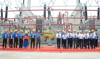 Gắn biển công trình thanh niên chào mừng Đại hội Đảng bộ Tập đoàn Điện lực Việt Nam lần thứ III