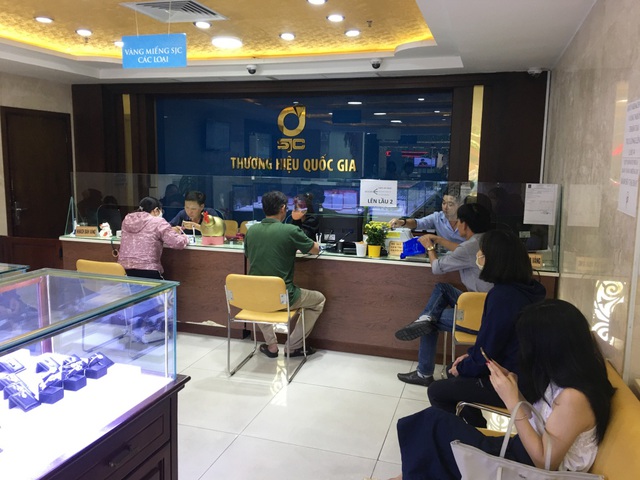 Giá vàng quay đầu giảm, người dân nhanh chân 