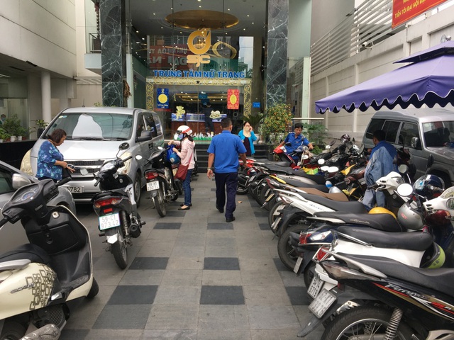 Giá vàng quay đầu giảm, người dân nhanh chân 