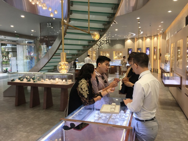Giá vàng quay đầu giảm, người dân nhanh chân 