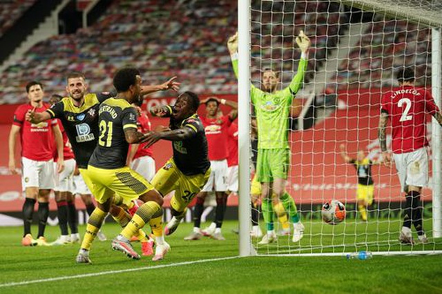 man utd 2 2 southampton quy do mat chien thang o phut bu go