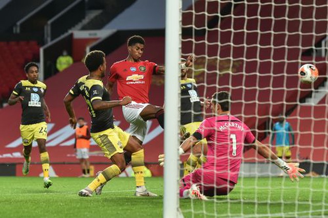 man utd 2 2 southampton quy do mat chien thang o phut bu go