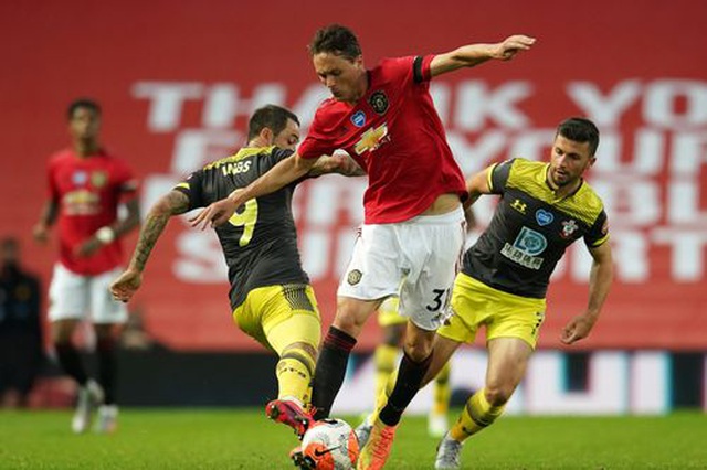 man utd 2 2 southampton quy do mat chien thang o phut bu go