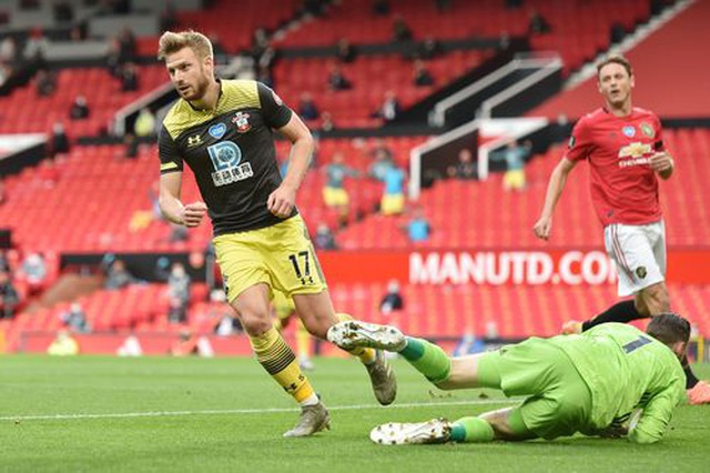 man utd 2 2 southampton quy do mat chien thang o phut bu go