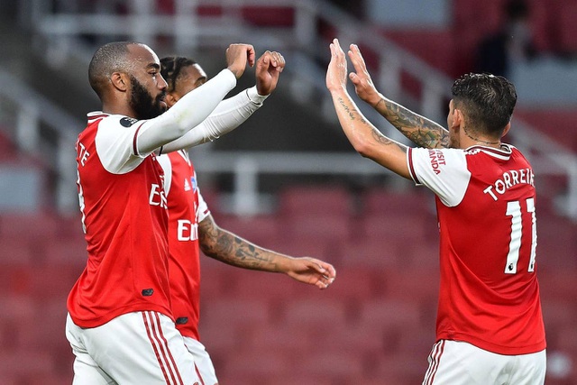 Arsenal 2-1 Liverpool: Sai lầm của Van Dijk, Alisson