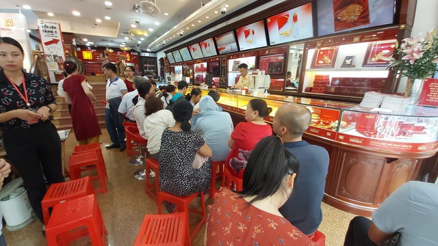 Giá vàng tăng vọt lên đỉnh mới, người dân đổ xô đi bán