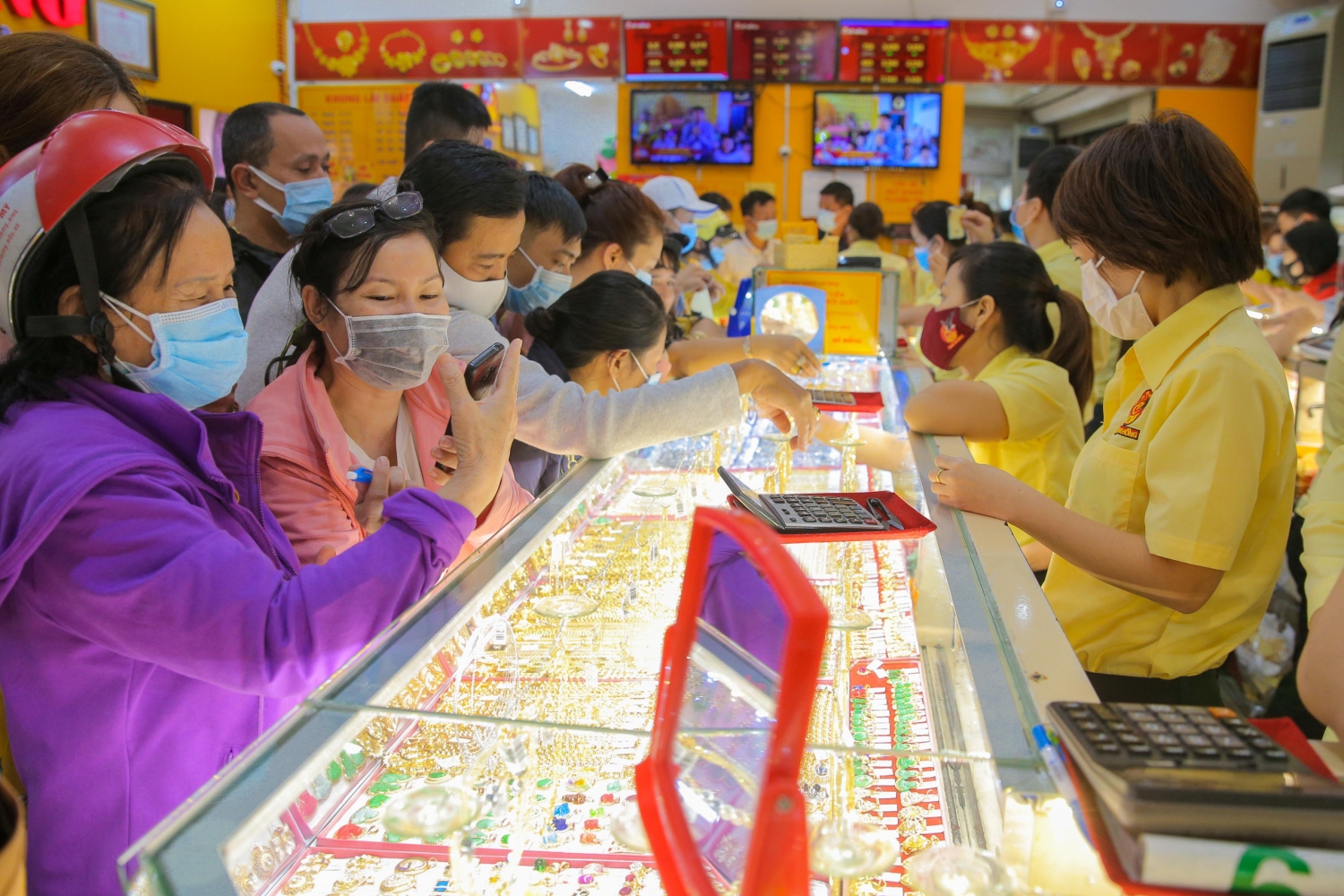 Giá vàng hôm nay 17/7: Đồng USD phục hồi, vàng mất giá mạnh