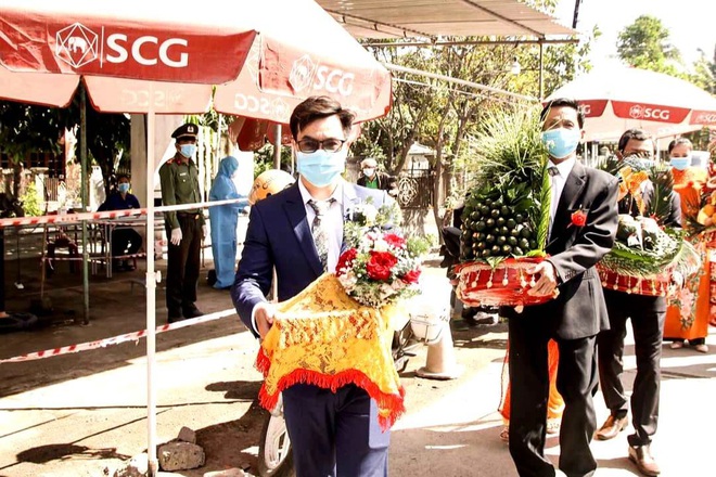 Lễ cưới tại chốt kiểm dịch, cô dâu chú rể trao sính lễ rồi... ai về nhà nấy - 1