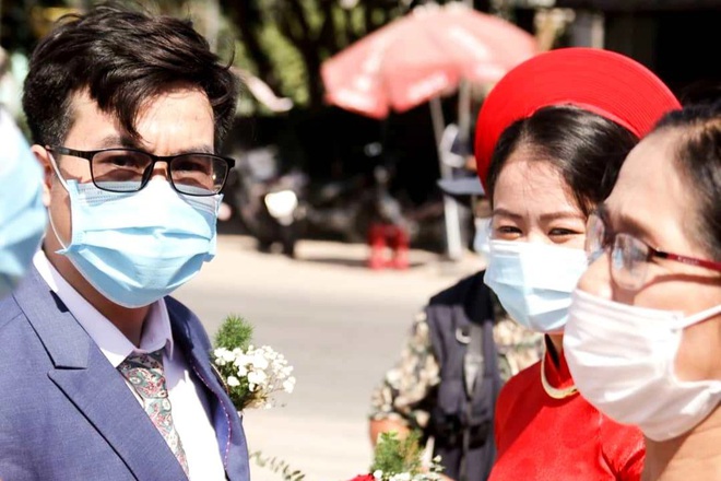 Lễ cưới tại chốt kiểm dịch, cô dâu chú rể trao sính lễ rồi... ai về nhà nấy - 3