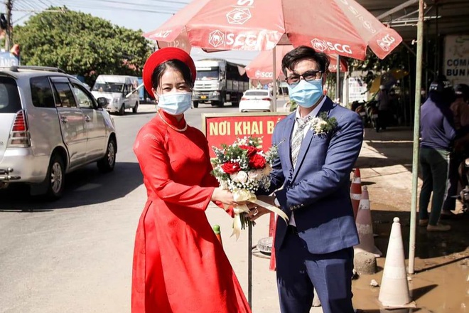 Lễ cưới tại chốt kiểm dịch, cô dâu chú rể trao sính lễ rồi... ai về nhà nấy - 2
